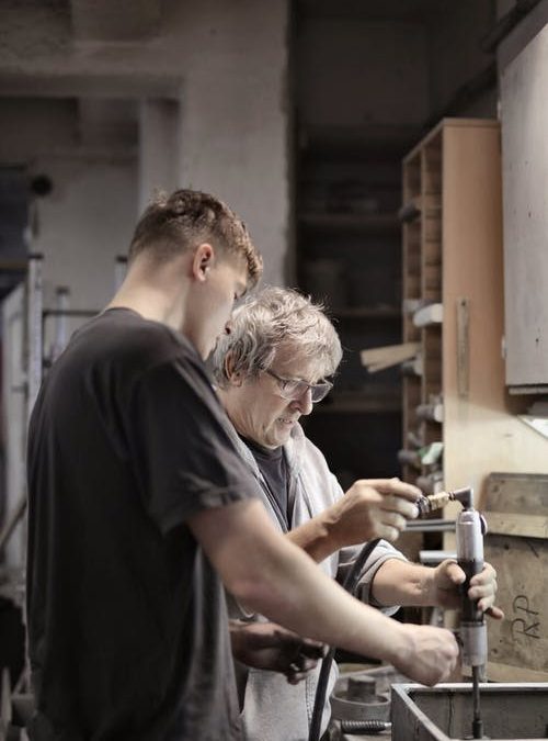 Contratar a familiares.